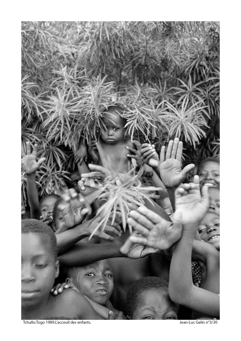 JLG photo N/B l'accueil des enfants - Tchalo, Togo